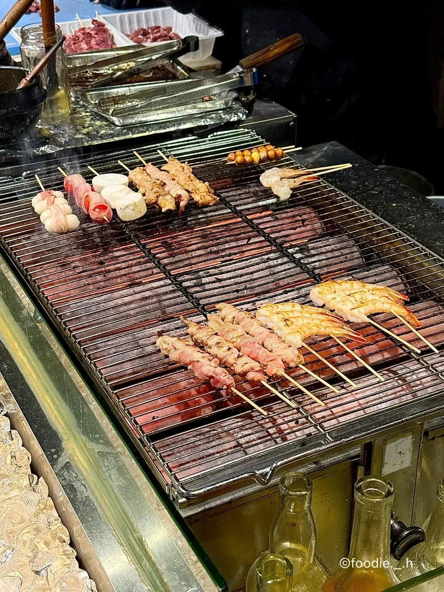 숯불에 구워지는 꼬치 메뉴