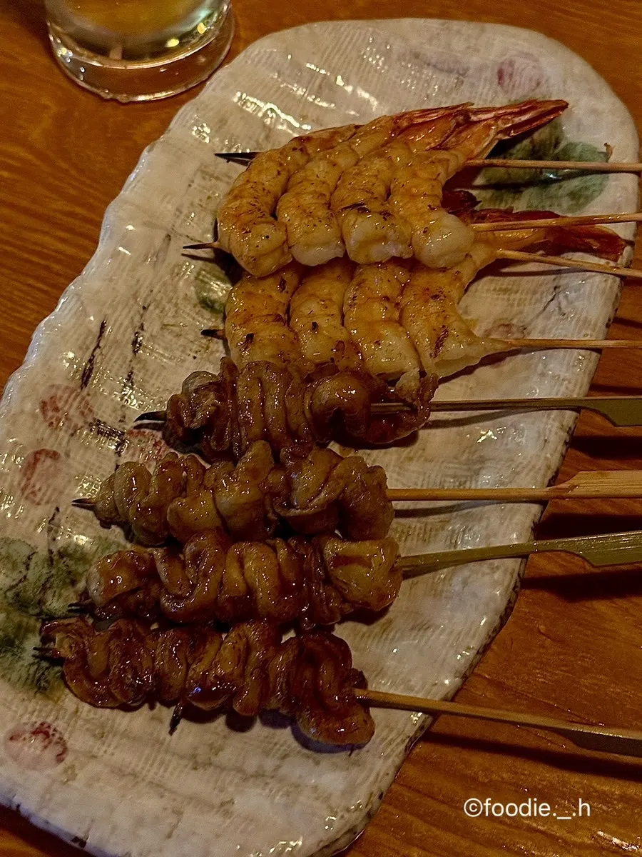 먼저 나온 닭껍질 꼬치와 새우꼬치