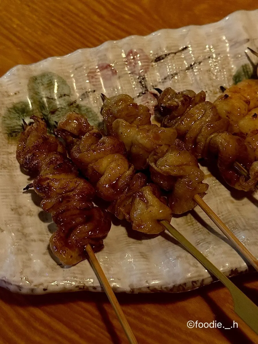 네 마리씩 꽂힌 새우꼬치 두 개
