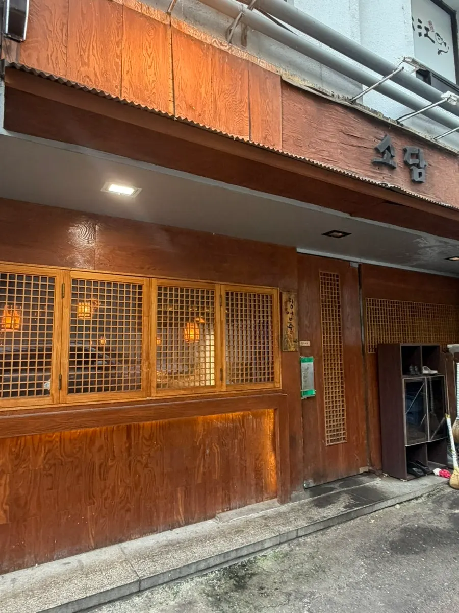Exterior of Robadayakki Sodam Yeouido Branch tucked into a Yeouido alley