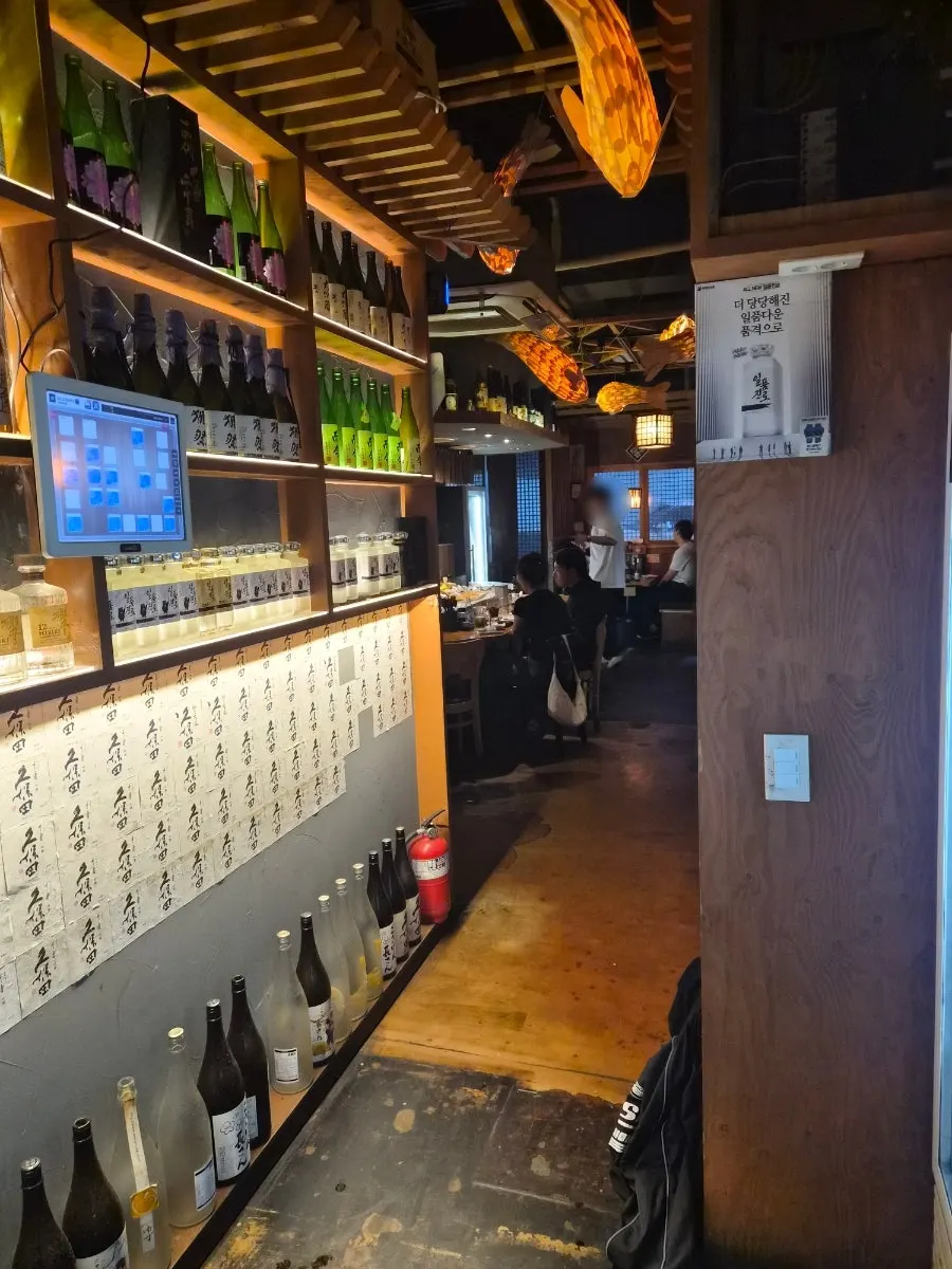 Overview of interior seating at Robadayakki Sodam Yeouido Branch