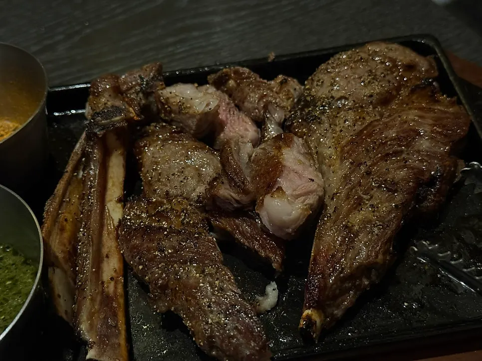 Cross-section of the sliced lamb shoulder rack