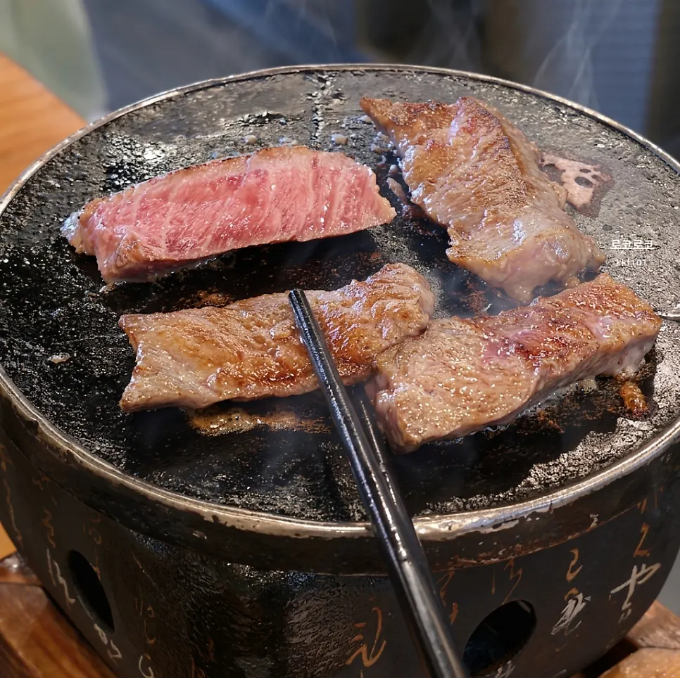 Nướng thịt trên lò mini để bàn