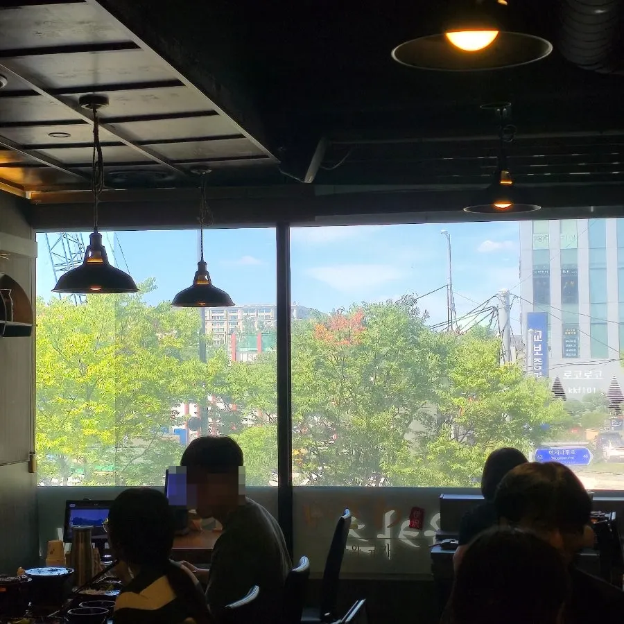 Khu vực chỗ ngồi tại Izawa Yeouido Direct Store