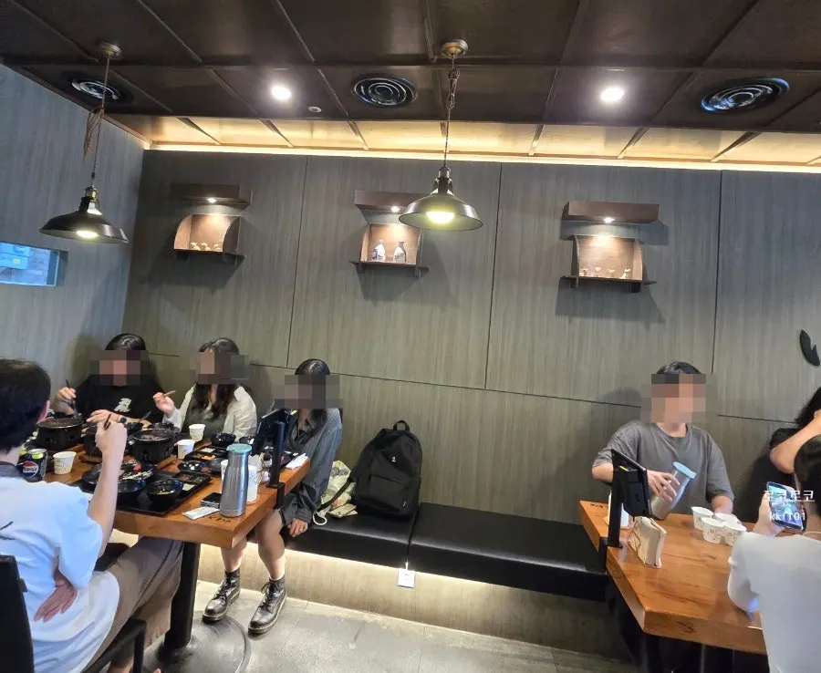 Bàn ăn và khu chờ tại quán Izawa