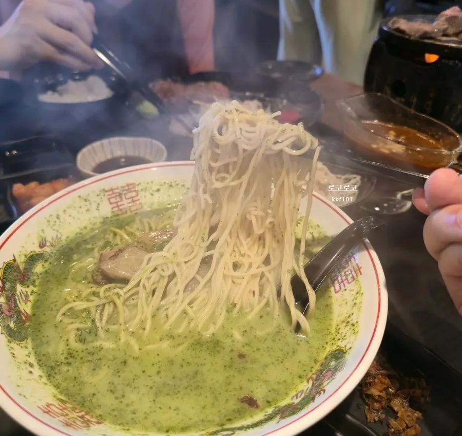 Vớt sợi mì mảnh trong bazil ramen