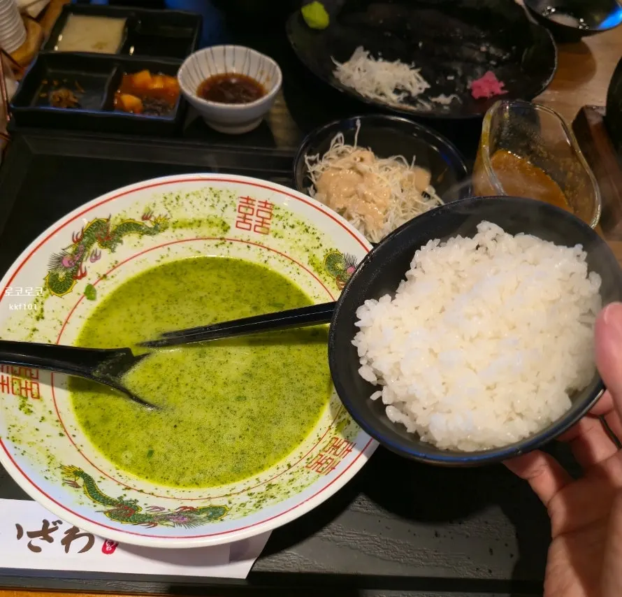 Nước lèo thơm béo của bazil ramen