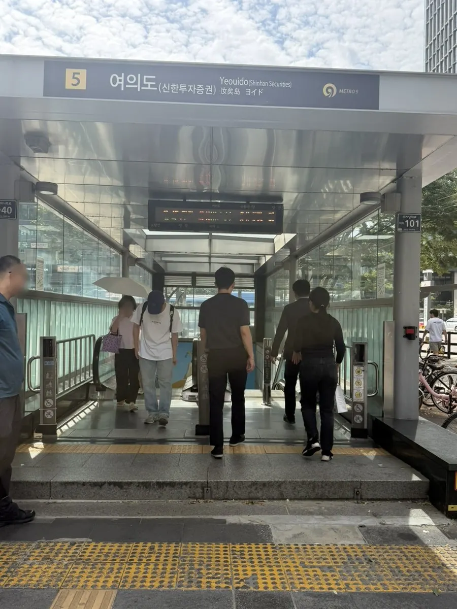 Weekday lunchtime street scene near Yeouido Station