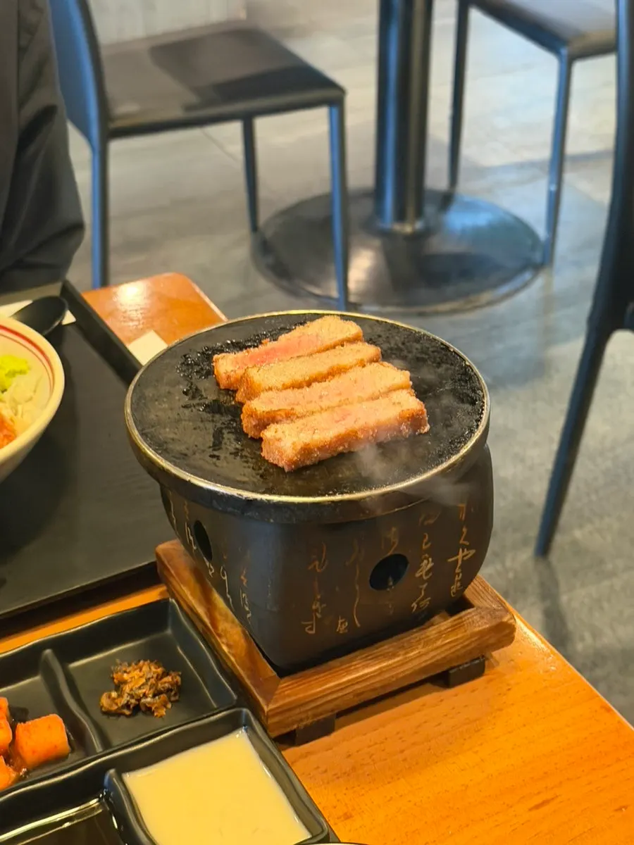 Gyukatsu searing on the surface over the grill