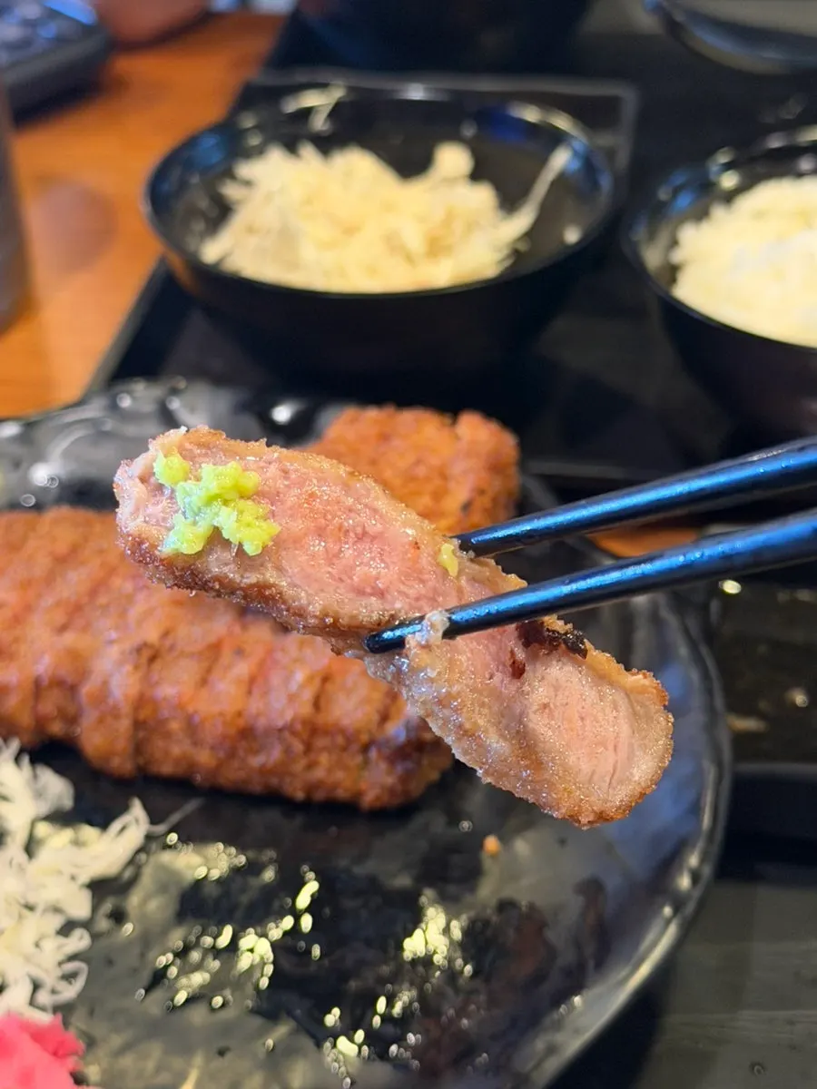 Picking up a grilled piece of gyukatsu
