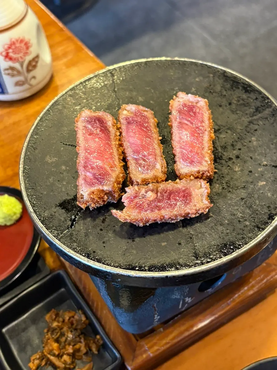 Close-up of gyukatsu grilled over the brazier