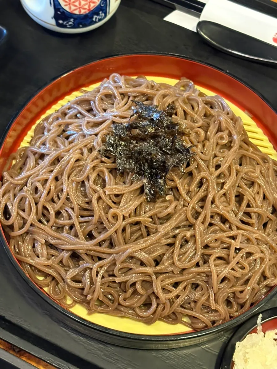 Double pan-momil served with two sauce bowls