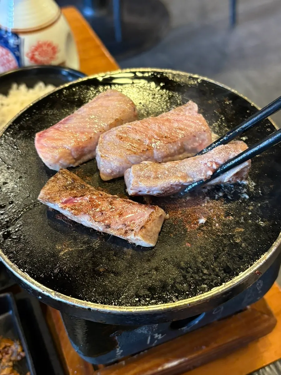 Cross-section of striploin grilled medium rare