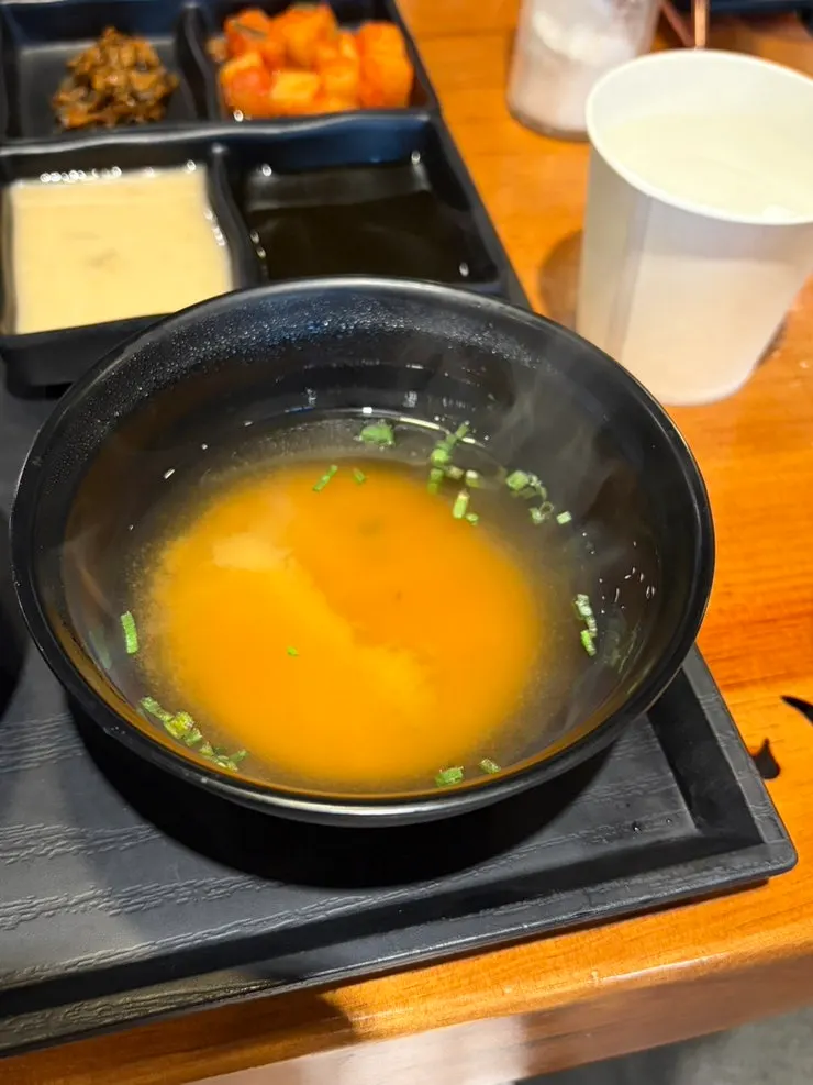 샐러드와 장국, 김치 두 종류가 놓인 기본 상차림