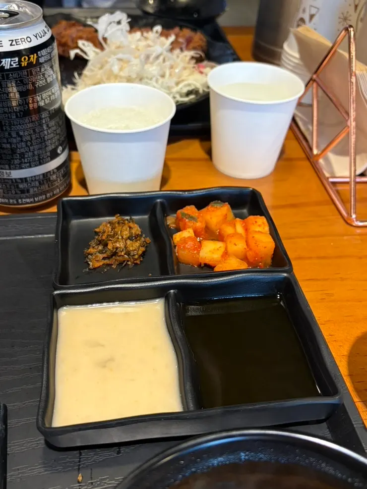 소스 두 종류와 소금이 놓인 테이블