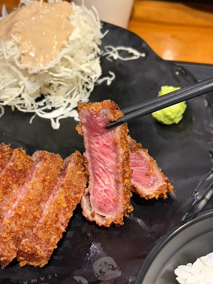 흰밥 위에 올린 규카츠