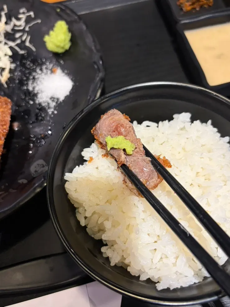 와사비를 올린 규카츠 한 입