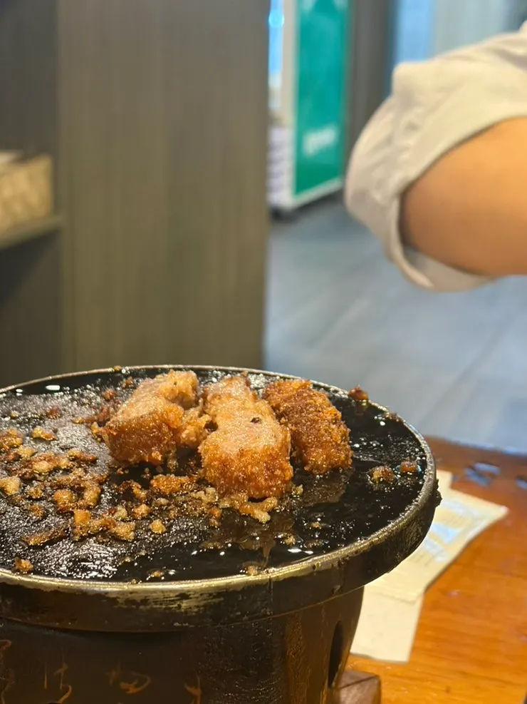 밥 위에 규카츠와 김치를 올린 모습