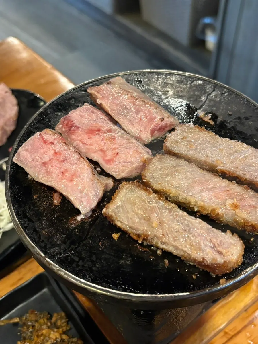 Grilled gyukatsu and steki topped with wasabi