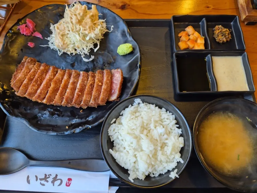 Sauces and wasabi served with gyukatsu