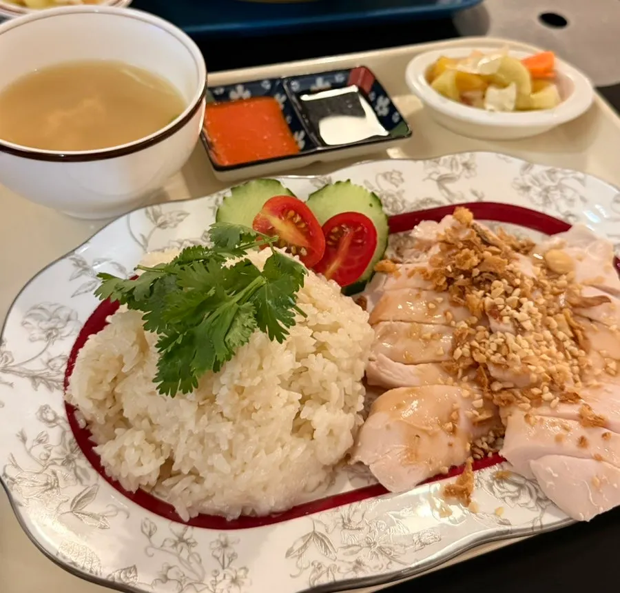 밥 많이 옵션으로 주문한 싱가포르 치킨라이스