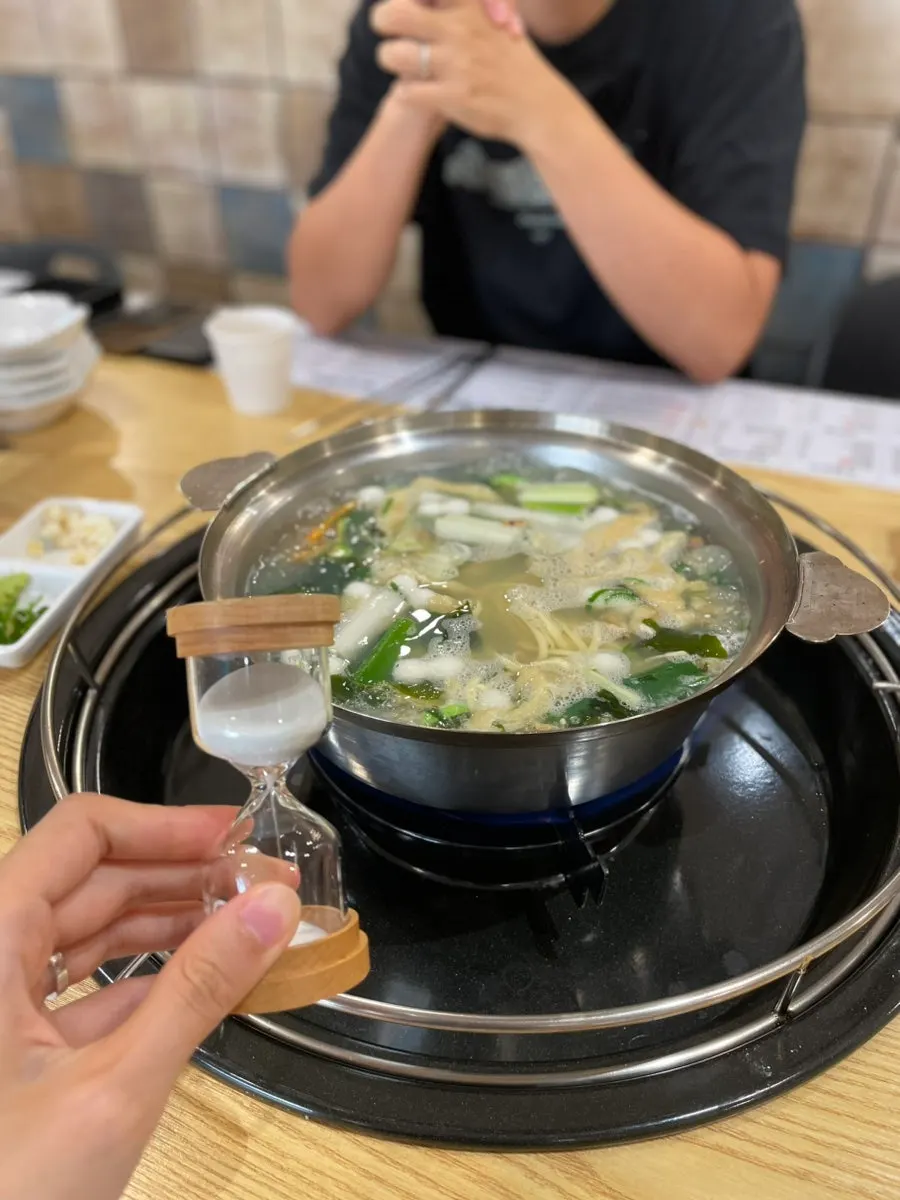 끓는 육수에 칼국수 면을 넣은 냄비