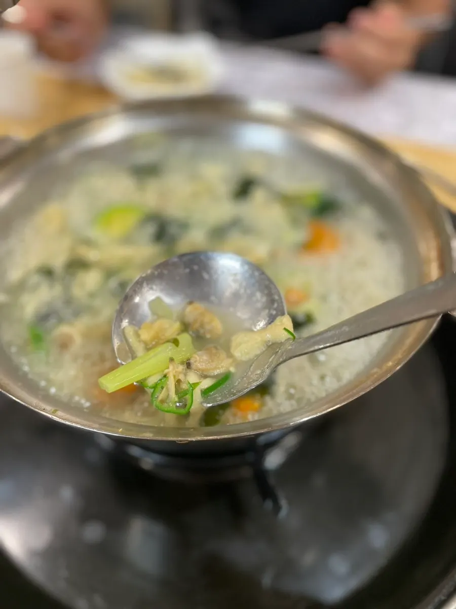 그릇에 덜어 담은 바지락살칼국수