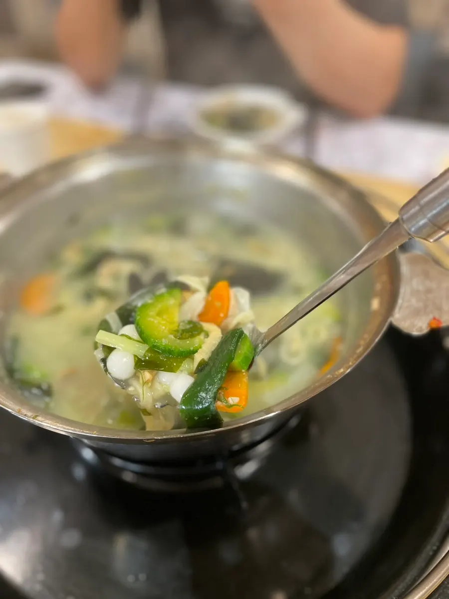 면을 건져 올린 칼국수 한 젓가락