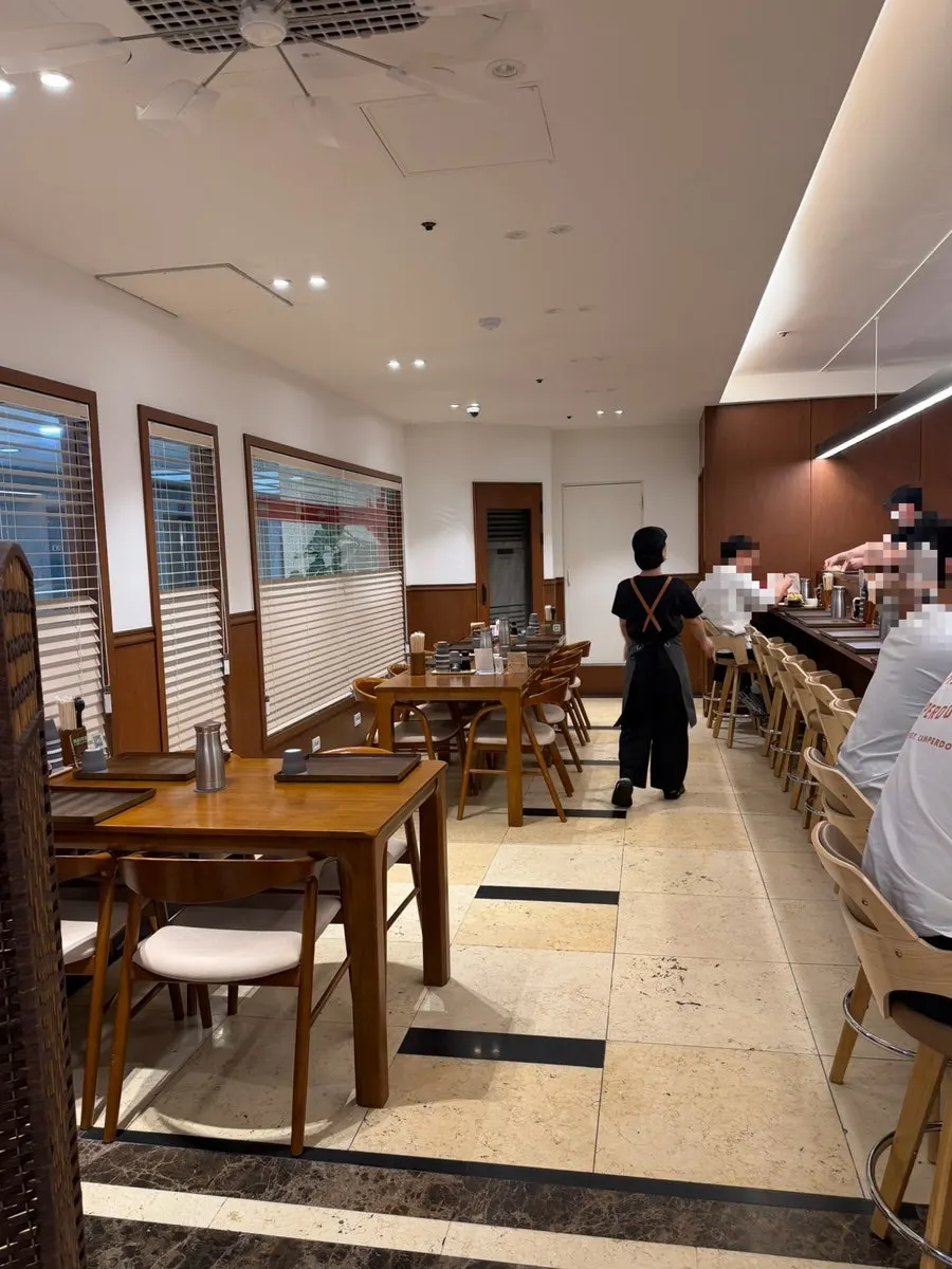 Spacious, clean interior of Ilpum Yeouido Branch