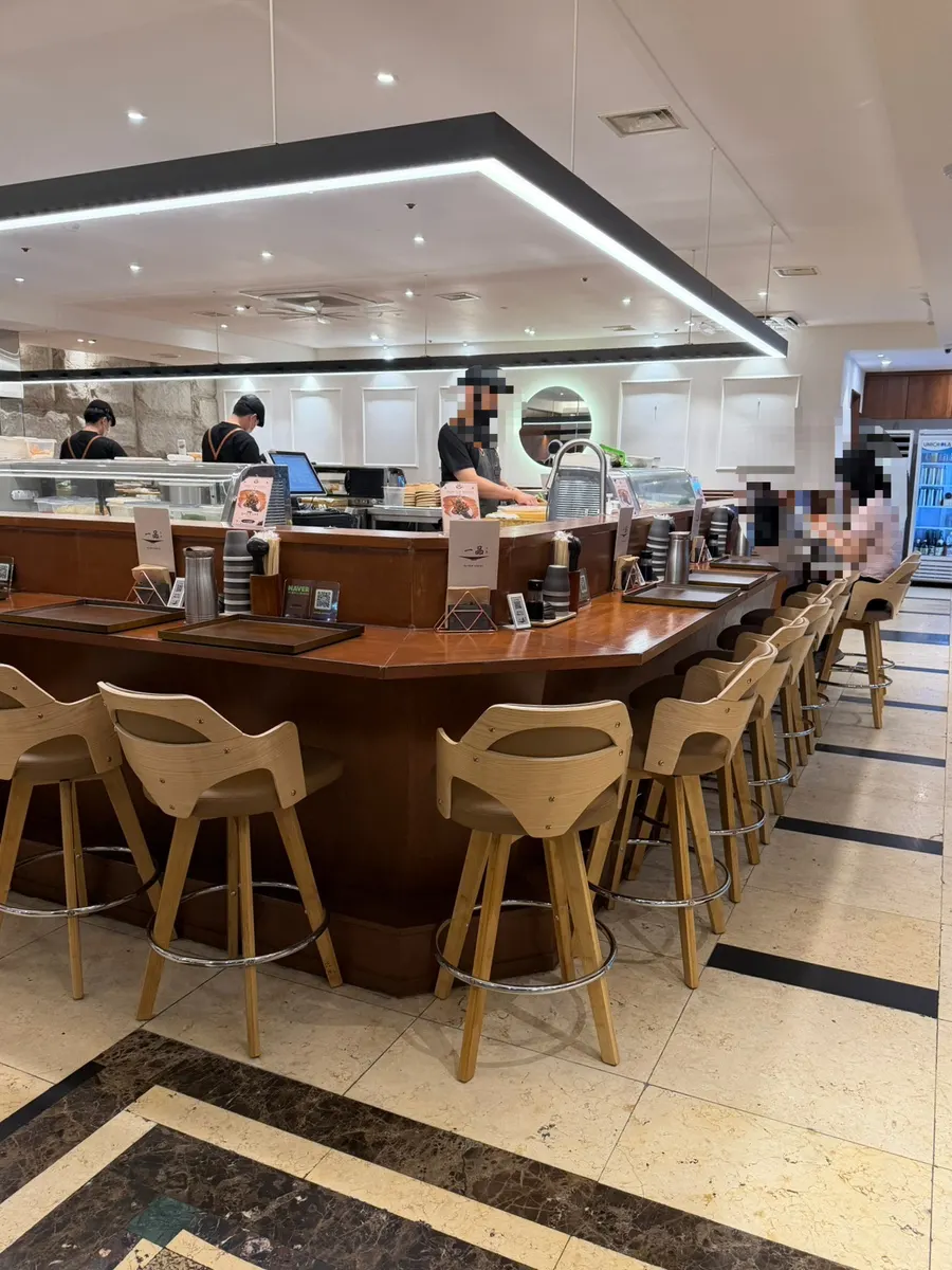 Interior suited to family gatherings and work dinners