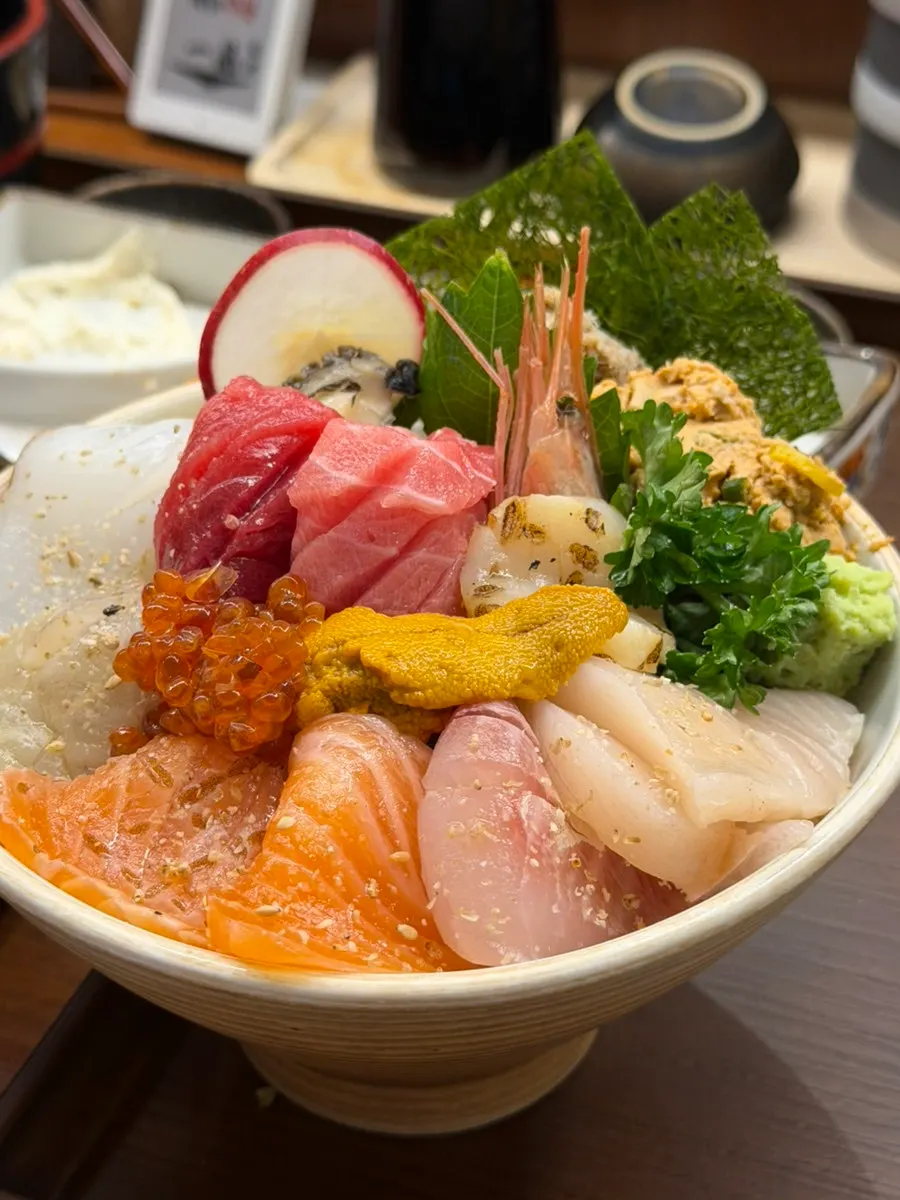 A bowl of premium kaisendon