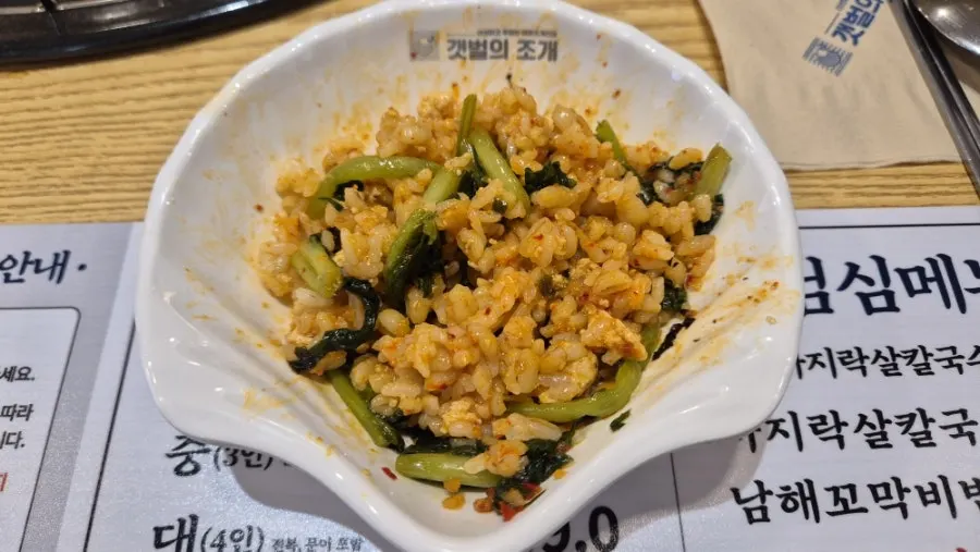 열무와 강된장을 올린 보리밥 한 그릇