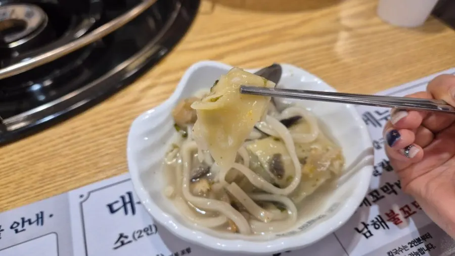 칼국수 속 수제비 건져 올린 모습