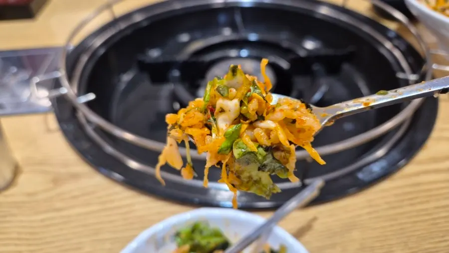 칼국수와 꼬막비빔밥이 함께 차려진 점심상