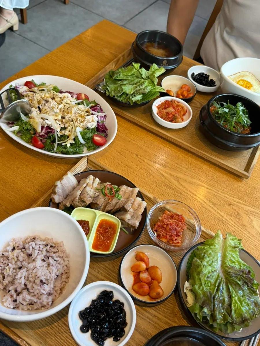 정식 두 개와 닭안심 냉채