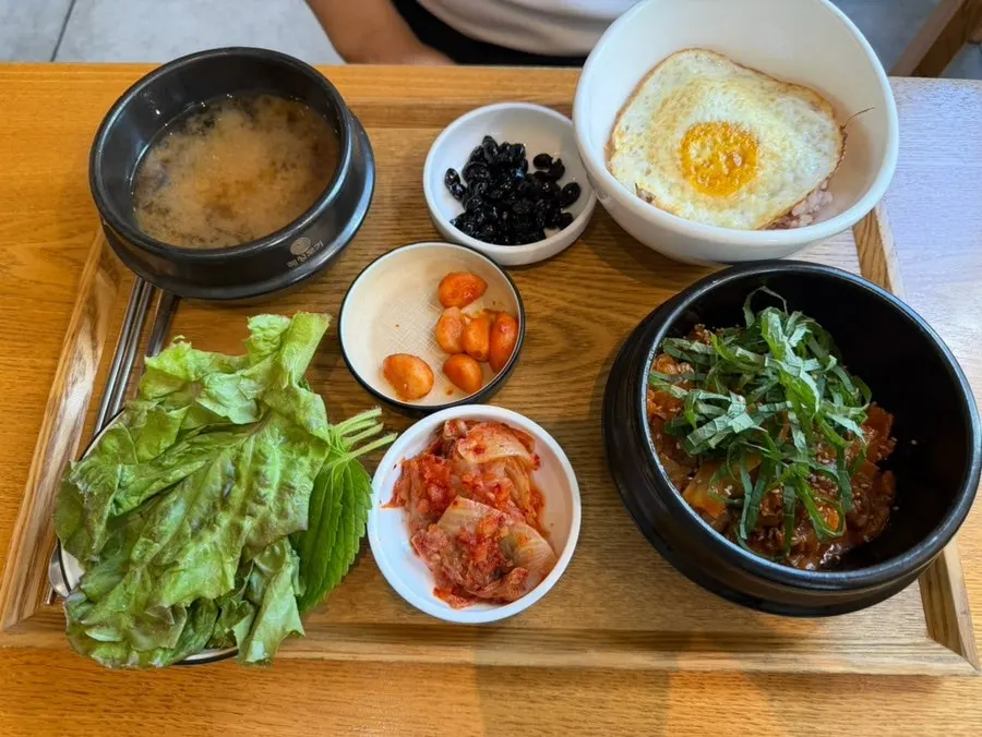 제육쌈밥 정식 한 상
