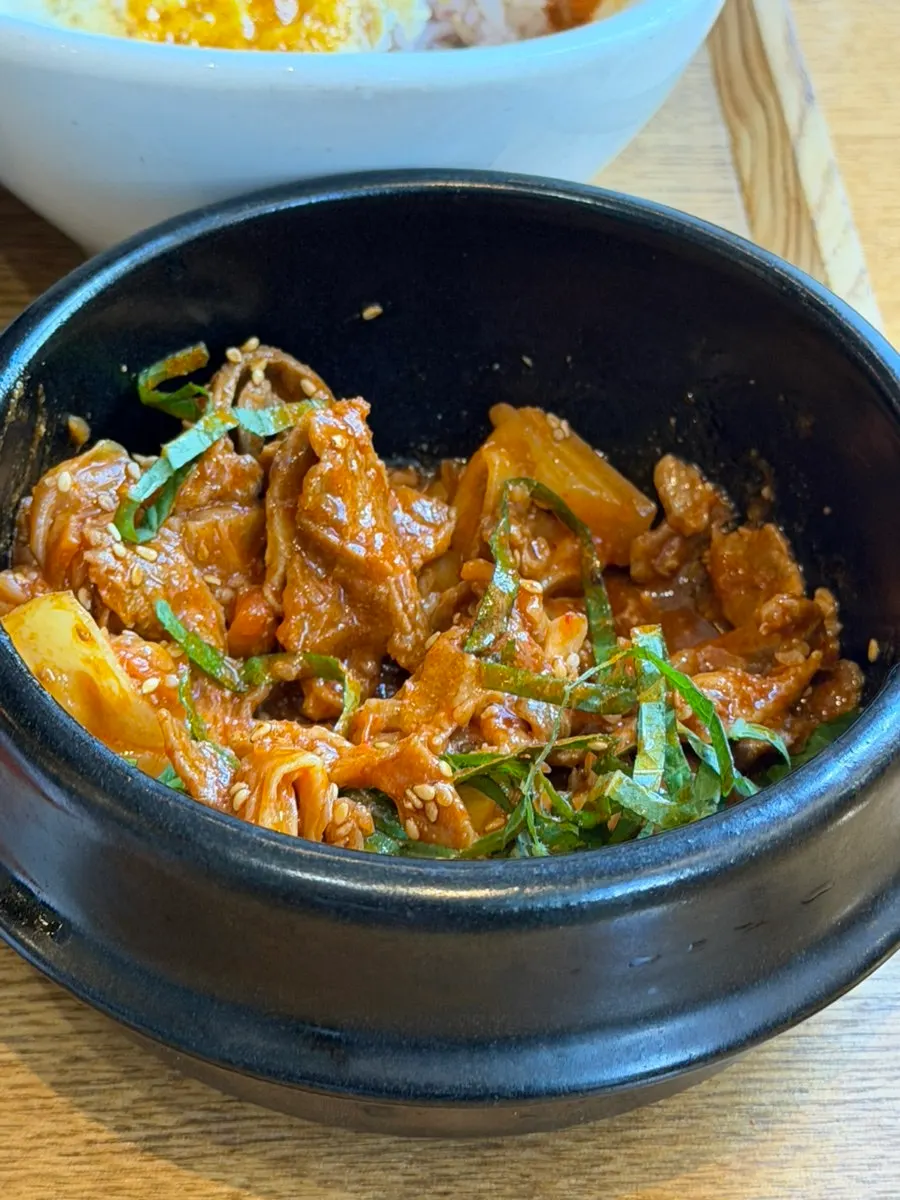 계란후라이를 올린 제육쌈밥 정식