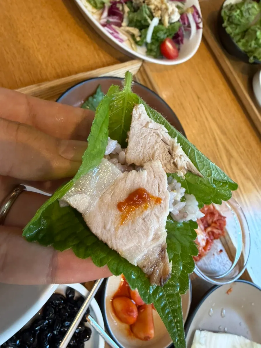 두툼하게 썬 삼겹수육