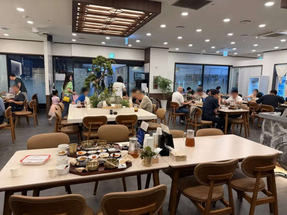 Hall seating with 6-8 person tables