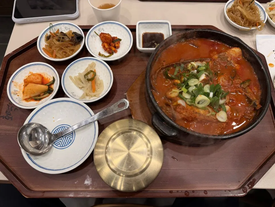 Braised mackerel with bracken set in a large hot pot