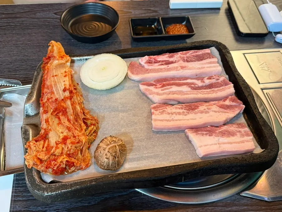 기본찬과 김치찌개 상차림
