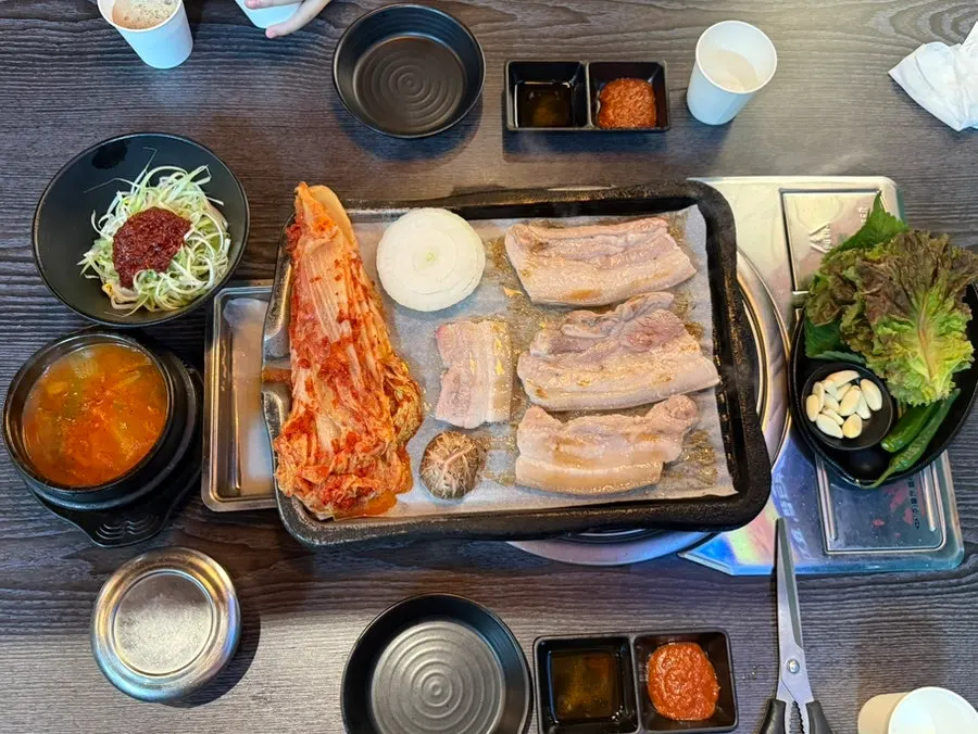 직원이 초반에 구워주는 오겹살