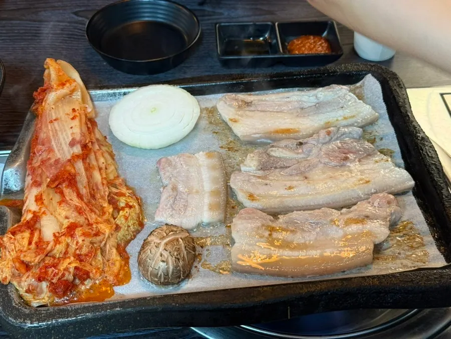 불판 위에서 굽는 껍데기 붙은 오겹살