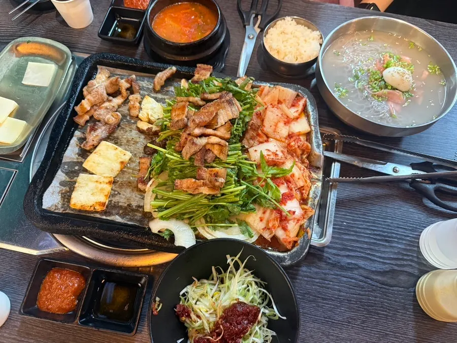 불판 가득 올린 구운 미나리