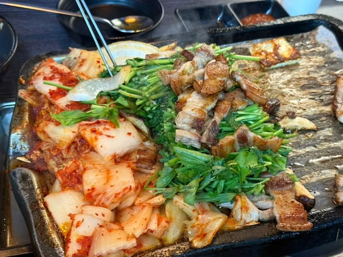 오겹살과 구운 미나리 김치 조합