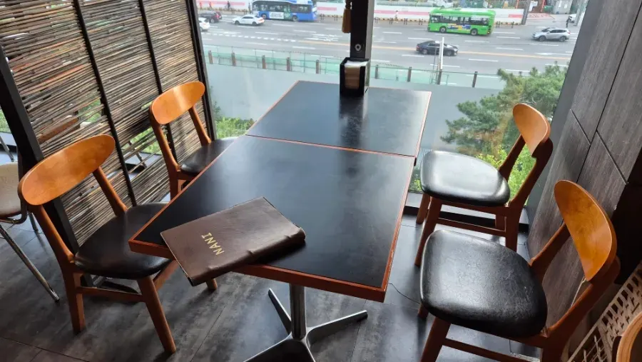Restaurant seating assigned after making a reservation