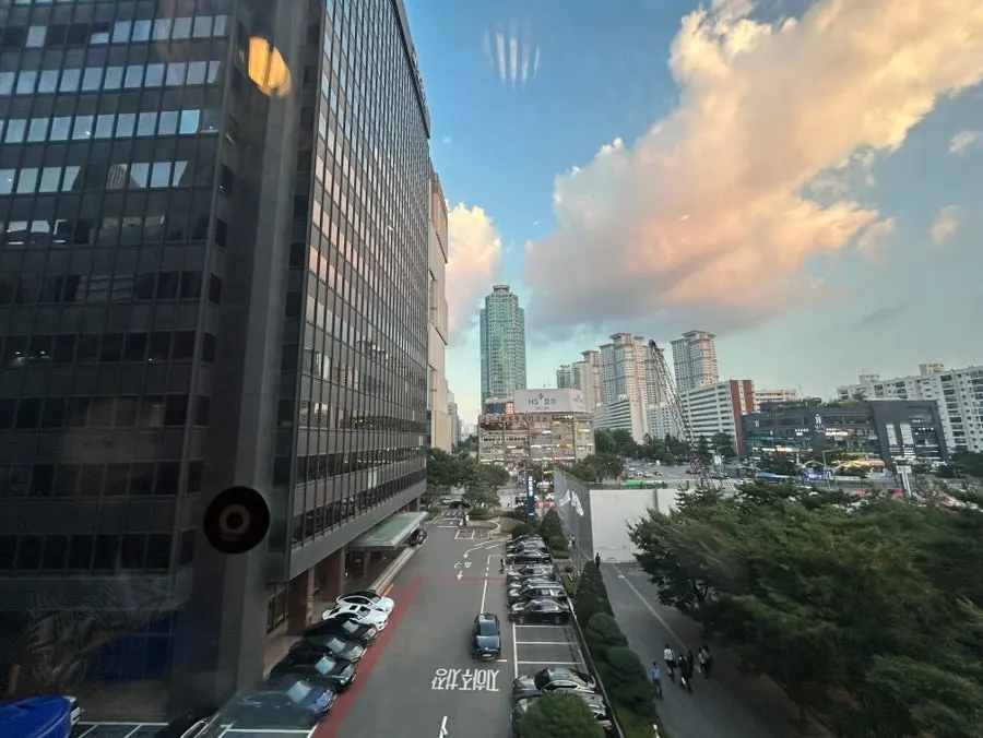 옆 테이블과 분리되는 칸막이 좌석