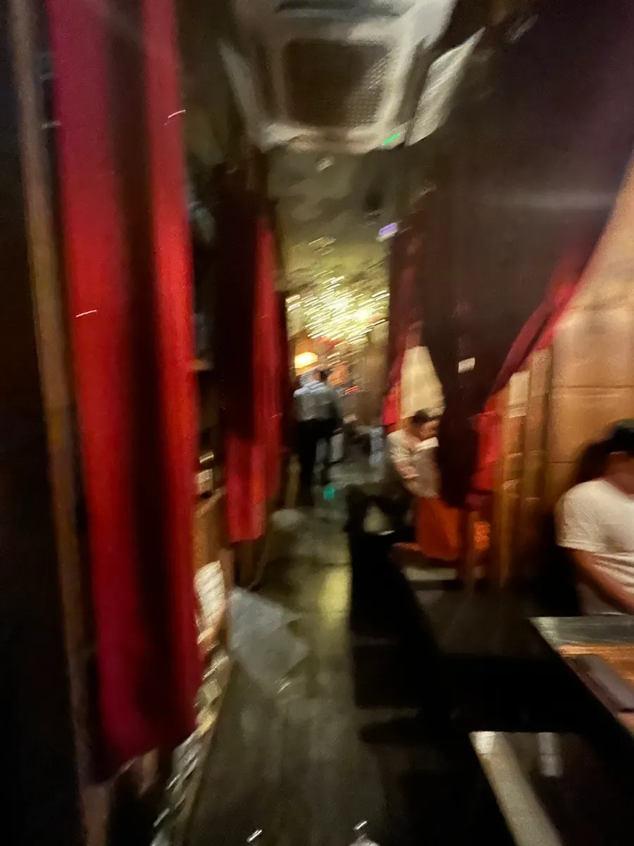 통창 너머로 보이는 여의도 빌딩 풍경