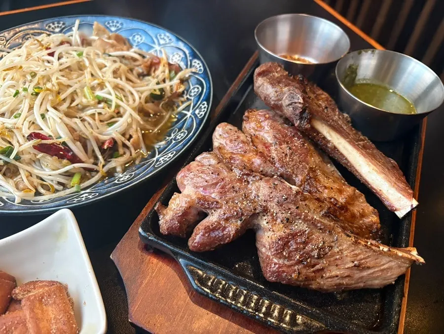부드러운 식감의 양갈비 숄더랙 클로즈업
