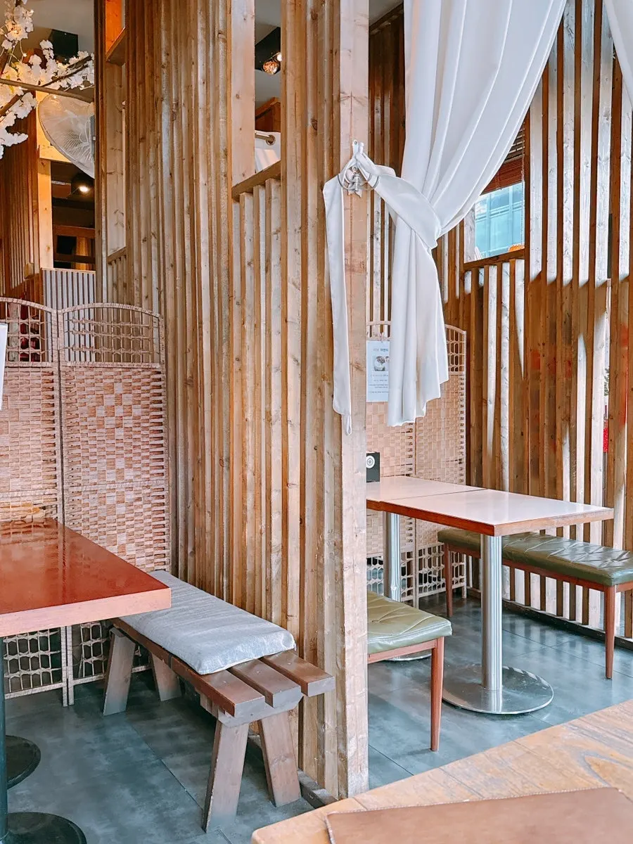 칸막이로 나뉜 나니 여의도점 좌석